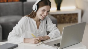 teacher-talking-with-her-students-online