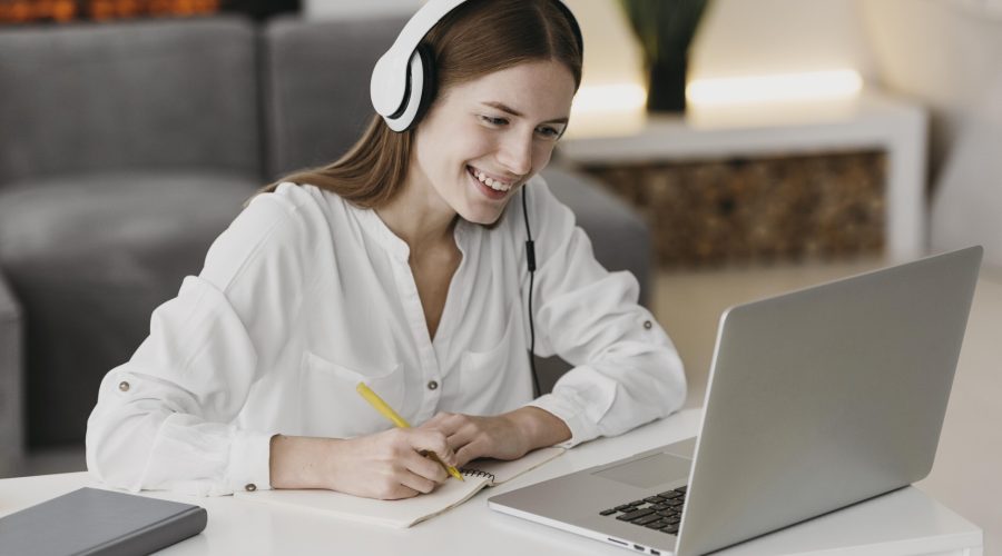 teacher-talking-with-her-students-online